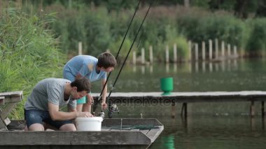 Balıkçı gölde olta kancaya yem