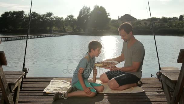 ハンサムな男の子の湖で魚のフライの香りを楽しんで — ストック動画