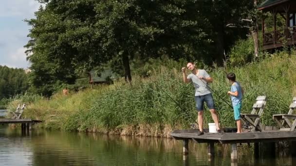 Pescador se preparando para pescar no lago — Vídeo de Stock