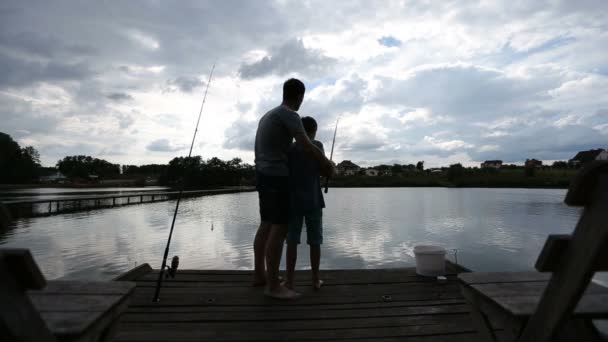 Dospívající chlapec, naučit se lovit s rybářský prut — Stock video