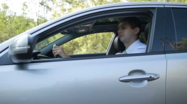 Emin sürücü kırsal yolda araba sürüş