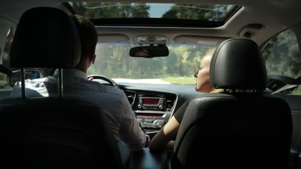 Affärskollegor pågår business resa med bil — Stockvideo