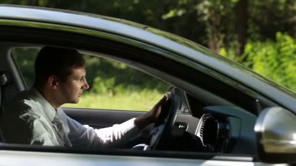 Üzgün sürücü çarpışma yolda kaza — Stok video