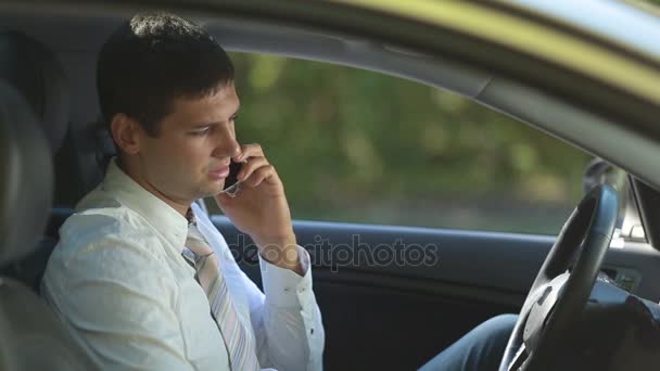 Ejecutivo de negocios ocupado hablando por teléfono en coche — Vídeos de Stock