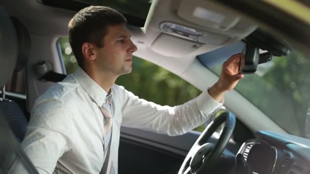 Успішний бізнесмен фіксує краватку в машині — стокове відео