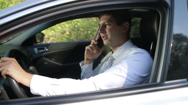 Homme d'affaires réussi parlant au téléphone dans la voiture — Video