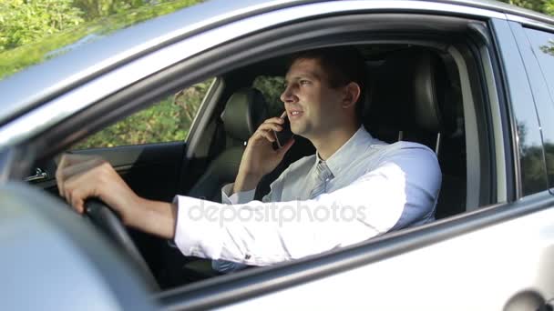 Succesvolle man in auto praten op mobiele telefoon — Stockvideo