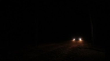 Karanlık bir yolda yaklaşan araba farlar