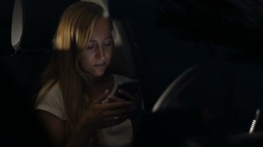 Kadın telefonu arabada geceleri net sörf
