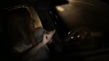 Neşeli kadının araba müzik geceleri