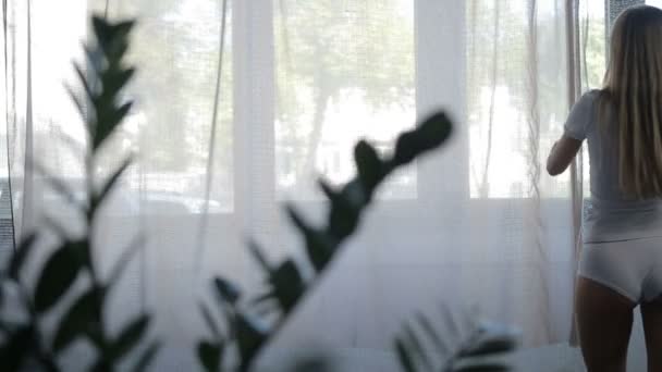 Mulher com cortinas de abertura de corpo perfeito no quarto — Vídeo de Stock