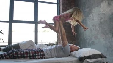 Mutlu baba kızı yatak odasında uçmak izin