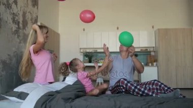 Neşeli aile Balonlar yatak ile oynarken
