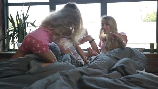 Семья Карфри наслаждается в постели по утрам — стоковое видео