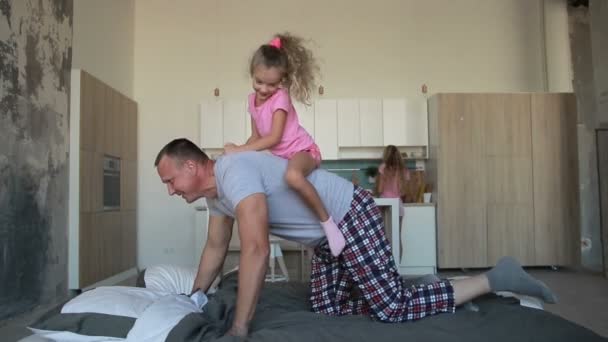 Отец подвозит дочь домой на спине — стоковое видео