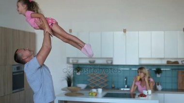 Sevgi dolu baba kızı mutfakta yetiştirme