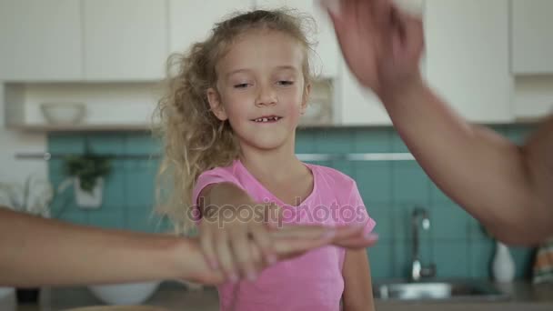 Familia positiva haciendo pila de manos en casa — Vídeo de stock
