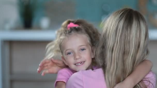 Filha bonito abraçando a mãe com amor em casa — Vídeo de Stock