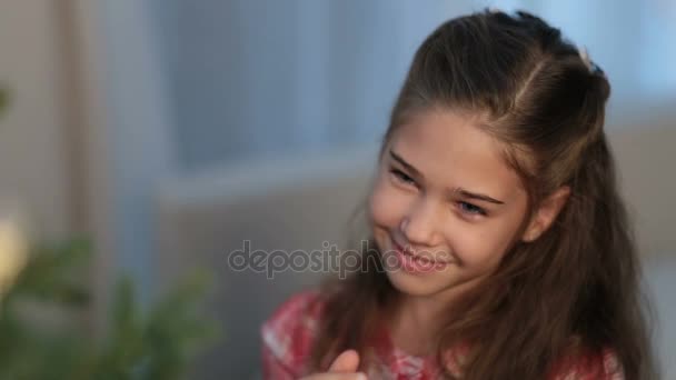Dívka věší dekorativní hračku koule na vánoční stromeček — Stock video