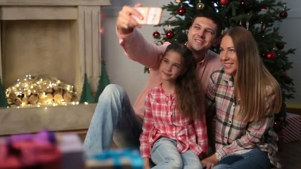 Время для семейного селфи на Рождество дома — стоковое видео
