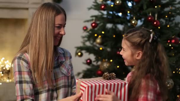 Чарівна дочка, даючи Різдвяний подарунок для матері — стокове відео