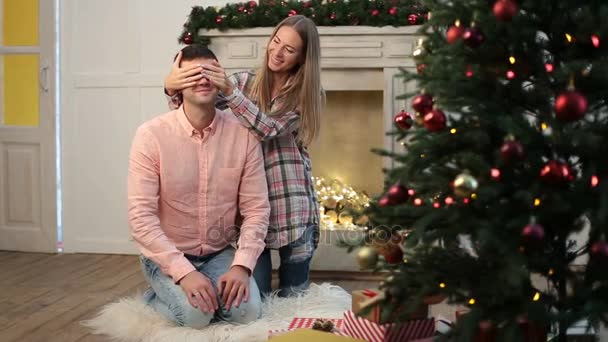 Glada far överraskad av familjens julklapp — Stockvideo