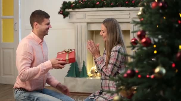 Homme donnant cadeau de Noël à sa petite amie — Video