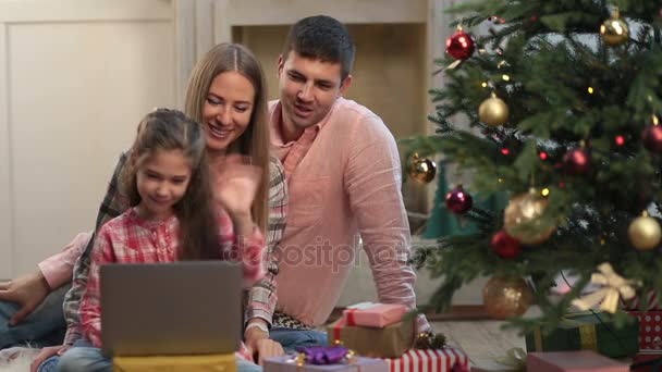 Navidad familia charlando en Internet con el ordenador portátil — Vídeos de Stock