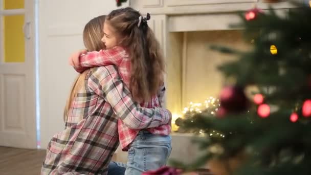 Mor och dotter kramas vid jul hemma — Stockvideo