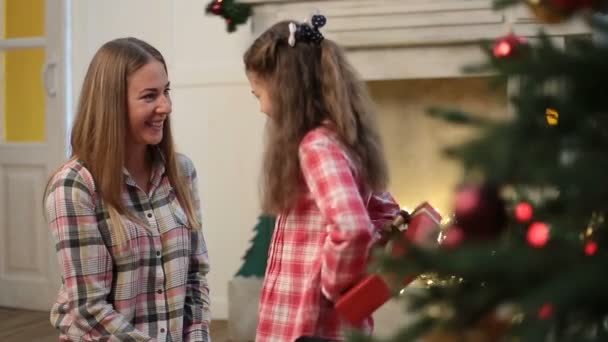 Linda hija dando regalo de Navidad a la madre — Vídeo de stock