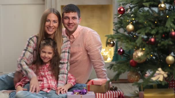 Беззаботная семья из трех человек машет руками на Рождество — стоковое видео