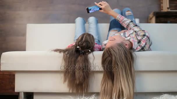 Mother and daughter taking self portrait — Stock Video