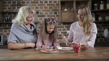 Annem kurabiye pişirme kızı ile eğleniyor