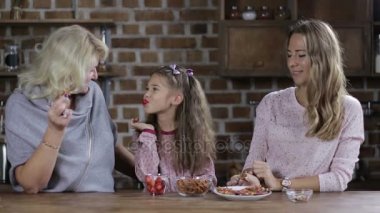 Mutlu aile mutfakta eğleniyor.