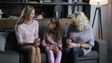 Kaygısız aile eğlence kanepede harcama