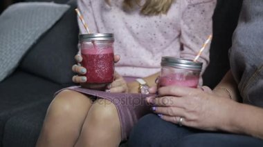 Kadın elinde taze smoothies Mason kavanoz
