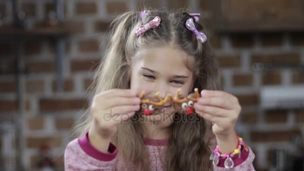 Χαριτωμένο κορίτσι που καλύπτουν τα μάτια με σπιτικά μπισκότα — Αρχείο Βίντεο