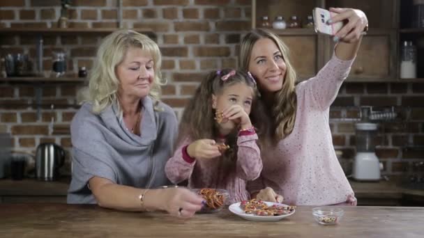 Glad familj poserar för selfie på köksbordet — Stockvideo