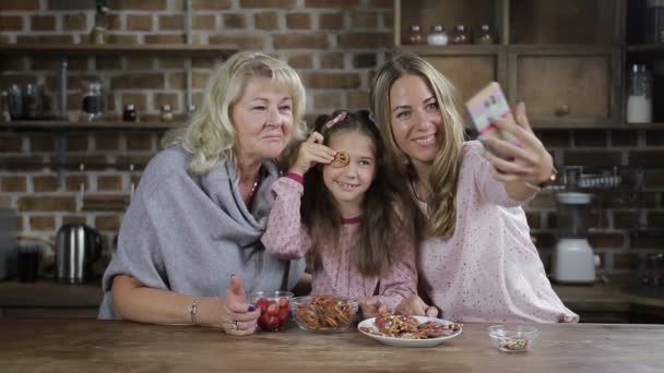 Multi generation familj tar bilder i kök — Stockvideo