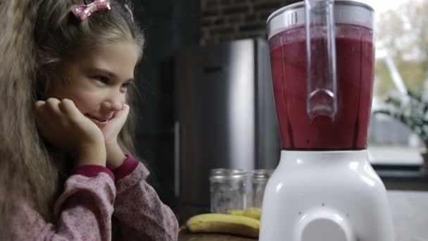 Menina bonito misturando smoothie de frutas frescas no liquidificador — Vídeo de Stock