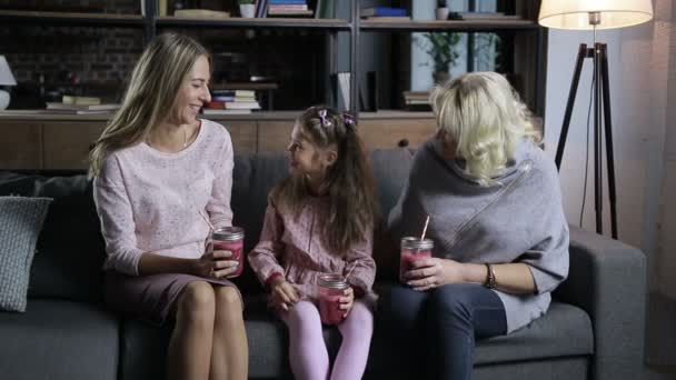 Família despreocupada passar o lazer no sofá — Vídeo de Stock