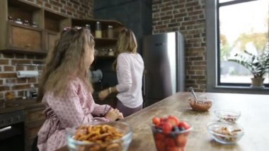 Ev yapımı kurabiye buzdolabı üzerinden alarak sevgi dolu bir anne
