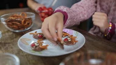 Daha fazla el plaka ev yapımı tatlılar alarak
