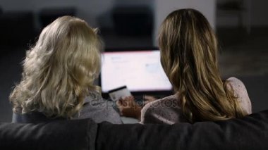 Kadınlar evde kredi kartı ile alışveriş online