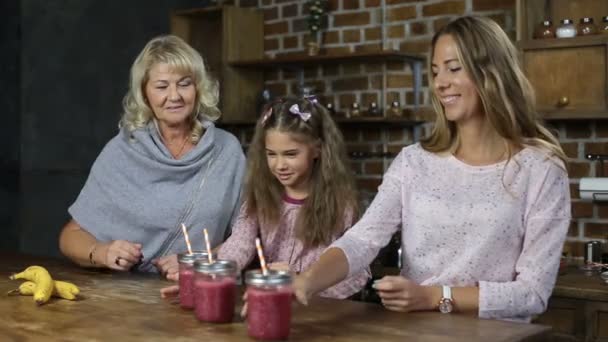 Cheering family with mason jars of smoothie — Stock Video