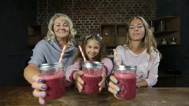 Glad familj dricka färsk berry smoothie — Stockvideo