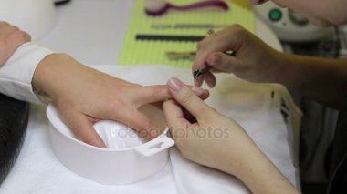 Manucirist kesme kütikül kütikül makas kullanarak