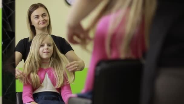 Cabeleireiro feminino perguntando menina como cortar o cabelo no salão — Vídeo de Stock
