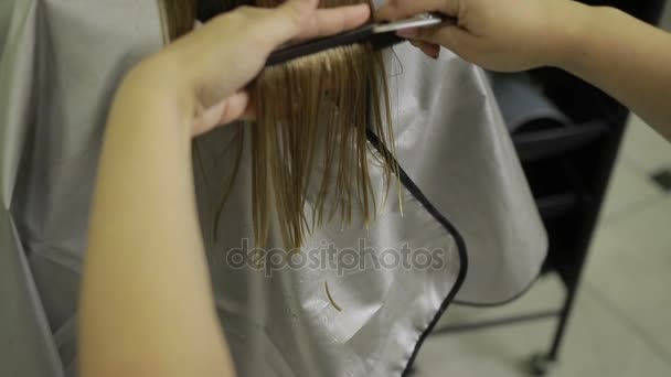 用剪刀缩短提示头发的理发师 — 图库视频影像
