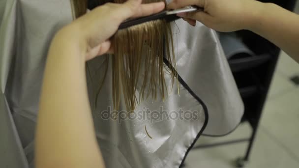 Peluquería acortar las puntas del cabello con tijeras — Vídeo de stock